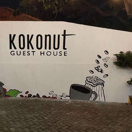 Kokonut Guesthouse Surabaia Exterior foto