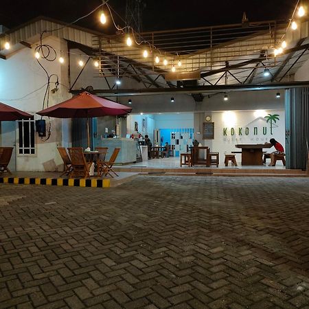 Kokonut Guesthouse Surabaia Exterior foto