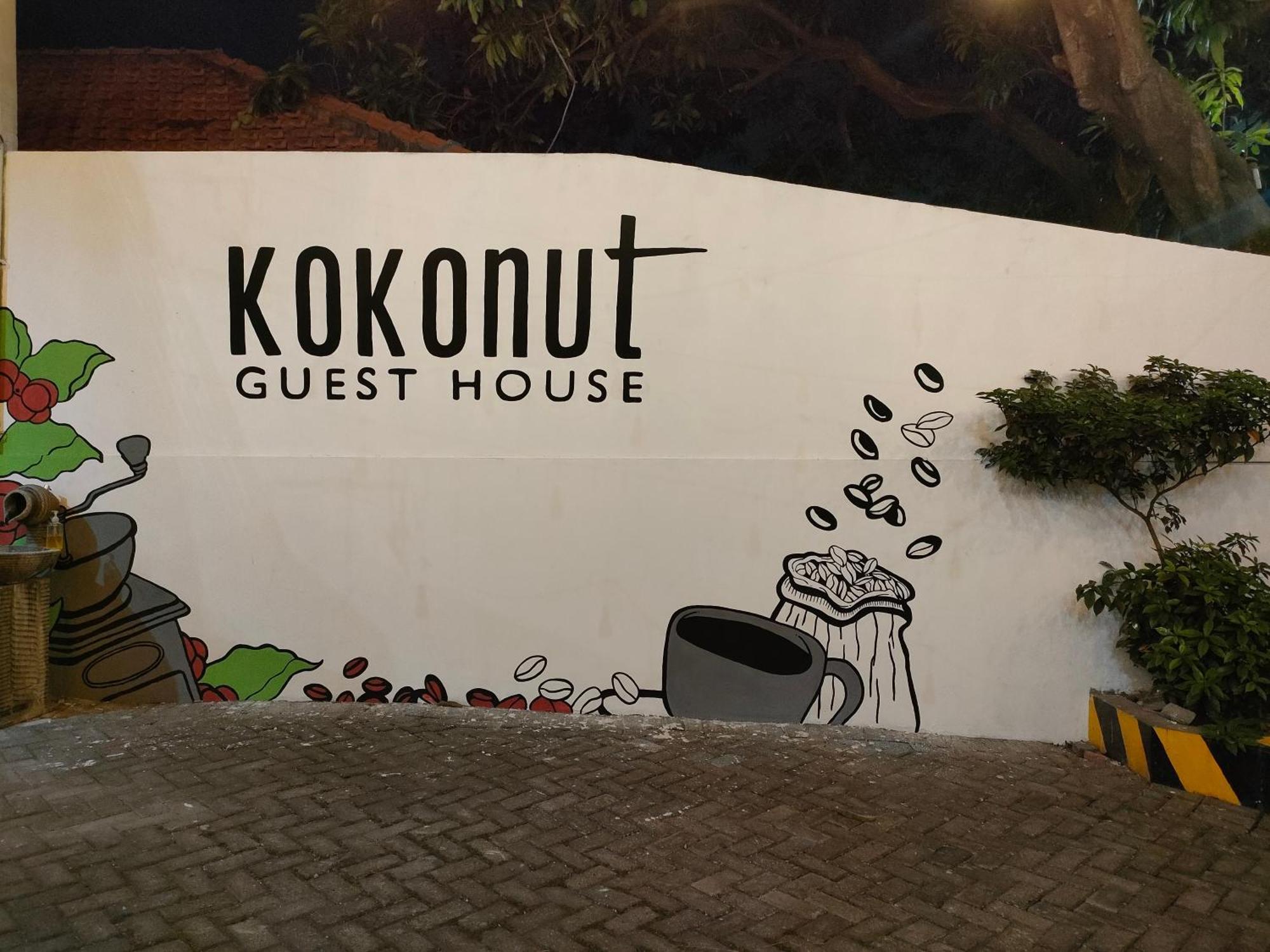 Kokonut Guesthouse Surabaia Exterior foto