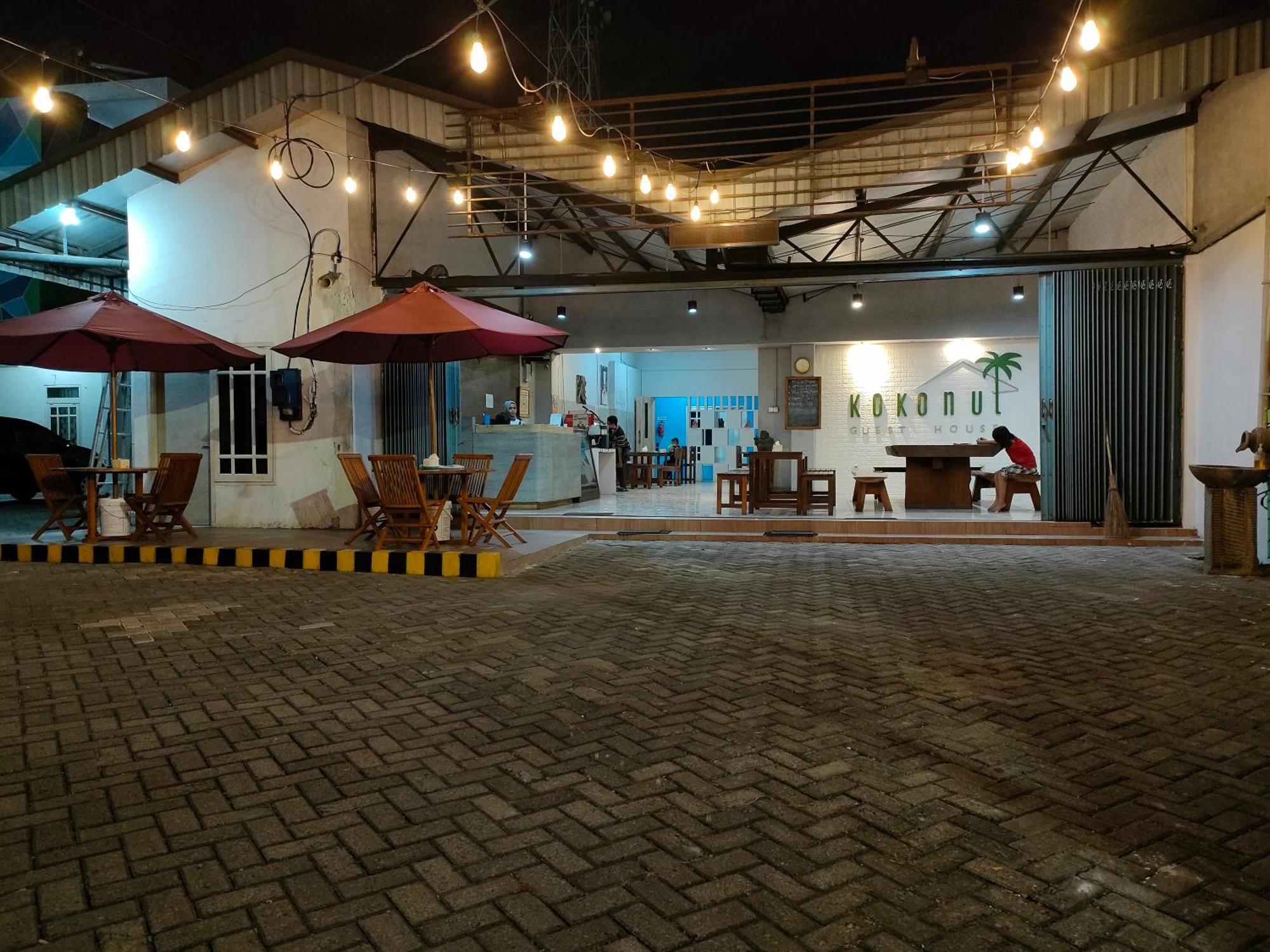 Kokonut Guesthouse Surabaia Exterior foto